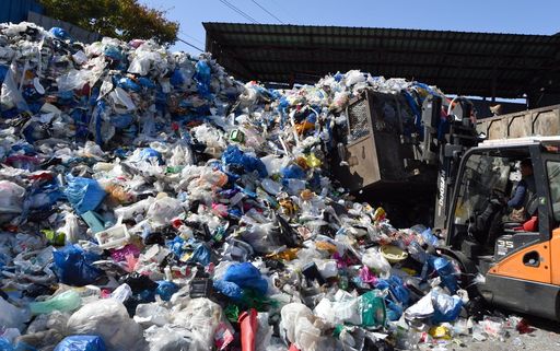 지난해 10월 광주 북구 재활용품선별장에서 추석연휴 발생한 재활용 폐기물 선별작업을 하고 있는 모습. (사진=뉴시스)
