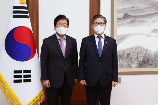박병석 국회의장은 13일(수) 오전 의장집무실에서 변창흠 신임 국토교통부 장관의 예방