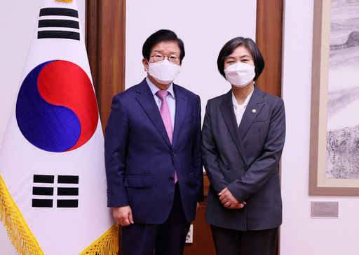 박병석 국회의장은 25일(월) 오후 의장집무실에서 강민정 신임 열린민주당 원내대표의 예방을 받고 취임을 축하하며