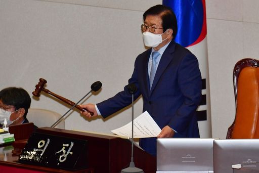 박병석 국회의장이 4일(목) 제384회국회(임시회) 제4차 본회의를 열고 「법관(임성근) 탄핵소추안」을 상정하고 있다.