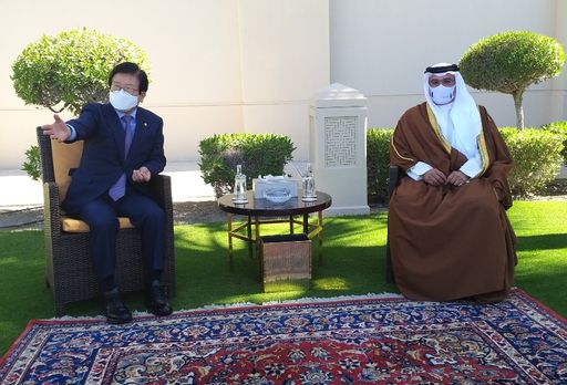 박병석 국회의장이 15일 오후(현지시간) 바레인 수도 마나마에 위치한 사프리아 왕궁에서 살만 빈 하마드 빈 이사 알 칼리파(Salman bin Hamad bin Isa Al Khalifa) 총리 겸 왕세자와 면담하고 있다.(사진=국회사무처 사진팀)