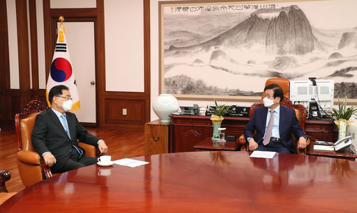 박병석 국회의장이 9일(화) 의장집무실에서 정의용 외교부 장관과 이야기를 나누고 있는 모습. (사진=국회 사진팀)