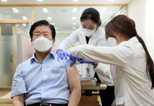 박병석 국회의장이 25일(목) 영등포구 보건소에서 아스트라제네카(AZ) 코로나19 백신을 접종하고 있다. (사진=국회 사진팀)