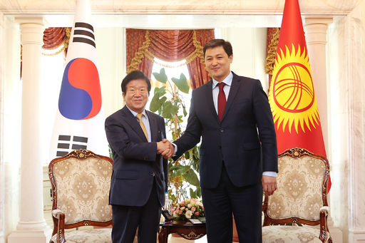 박병석 국회의장은 현지시간 5일(월) 키르기스스탄의 수도 비슈케크의 알라 아르차 관저에서 자파로프 대통령과 기념사진을 찍고 있다.(사진=유윤기 촬영관)