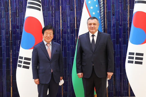 박병석 국회의장이 현지시간 6일(화) 우즈베키스탄의 수도 타슈켄트에서 탄질라 나르바예바 상원의장과 회담에 앞서 기념사진을 찍고 있다.(사진=유윤기 촬영관)
