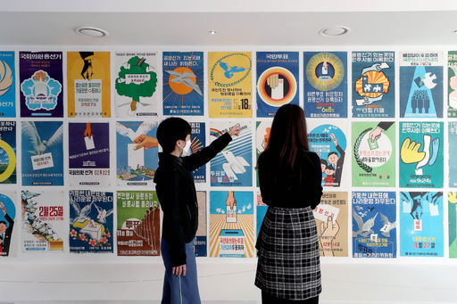 지난해 4월 서울 종로구 일민미술관에서 열린 중앙선거관리위원회와 일민미술관 공동 주최 전시회에서 시민들이 역대 국민투표 홍보 포스터를 둘러보고 있는 모습. (사진=뉴시스)