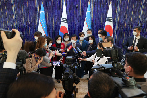 박병석 국회의장이 현지시간 6일(화) 우즈베키스탄의 수도 타슈켄트에서 누르딘존 이스마일로프 하원의장과 회담에 앞서 기념사진을 찍고 있다.(사진=유윤기 촬영관)