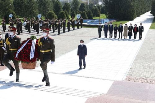 박병석 국회의장이 현지시간 6일(화) 우즈베키스탄의 수도 타슈켄트 독립광장을 찾아 독립기념비에 헌화하기 위해 준비하고 있다.(사진=유윤기 촬영관)