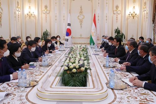 병석 국회의장이 1일(현지시간) 타지키스탄 수도 두샨베에서 루스탐 에모말리 상원의장과 회담을 진행하고 있다.(사진=유윤기 촬영관)