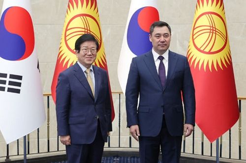 박병석 국회의장이 현지시간 5일(월) 키르기스스탄의 수도 비슈케크의 알라 아르차 관저에서 사디르 자파로프 대통령과 기념사진을 찍고 있다.(사진=유윤기 촬영관)