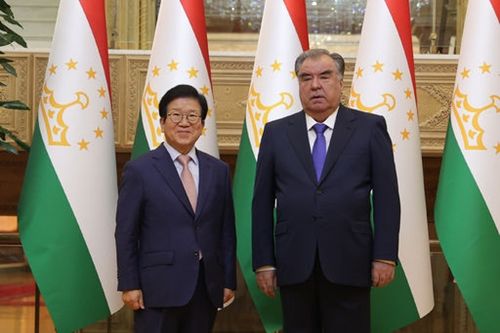 박병석 국회의장이 1일(현지시간) 타지키스탄 대통령궁에서 에모말리 라흐몬 타지키스탄 대통령과 만나 기념촬영을 하고 있다.(사진=유윤기 촬영관)