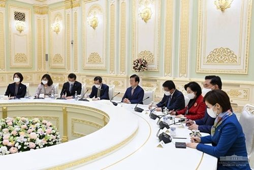 박병석 국회의장이 현지시간 6일(화) 오후 우즈베키스탄의 수도 타슈켄트 대통령 집무실에서 샤브카트 미르지요예프 대통령과 회담을 진행하고 있다. (사진=우윤기 촬영관)