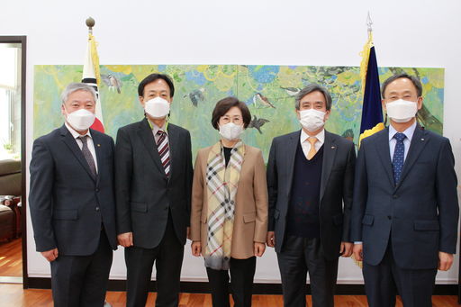 15일(목) 오후 국회부의장실을 예방한 김병석(왼쪽 첫 번째), 한석윤(두 번째), 이진용(네 번째), 박영득(다섯 번째) 원장과 김상희 부의장이 기념사진을 찍고 있다.(사진=국회부의장실)