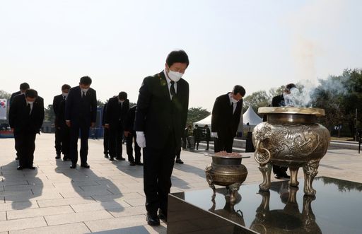 박병석 국회의장이 19일(월) 4·19 혁명 61주년을 기념해 서울 강북구 수유동 국립 4·19 민주묘지에서 참배하고 있다.(사진=유윤기 촬영관)