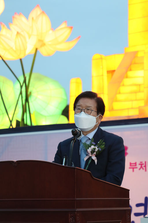 박병석 국회의장은 29일(목) 오후 국회 중앙 잔디광장에서 열린 불기 2565년 국회 봉축탑 점등식에 참석했다.