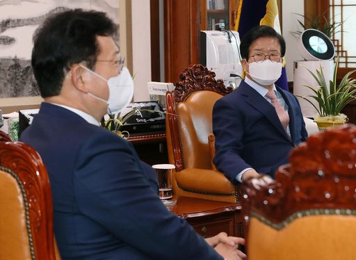 박병석(오른쪽) 국회의장이 3일(월) 의장집무실을 예방한 송영길 신임 더불어민주당 대표와 주먹인사를 하고 있다.(사진=뉴시스)