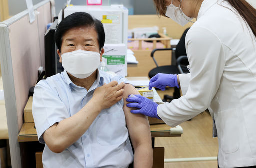 박병석 국회의장은 7일(금) 오전 서울 영등포구 보건소에서 아스트라제네카 코로나19(신종 코로나바이러스 감염증) 백신 2차 접종을 했다.