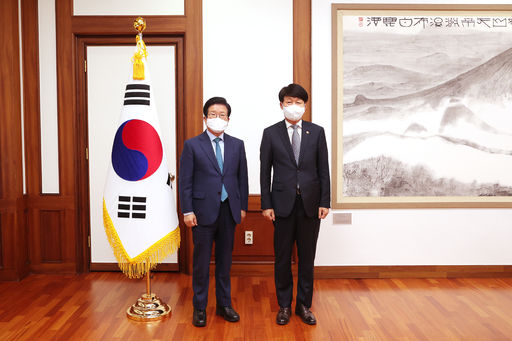 박병석 국회의장은 10일(월) 오후 의장집무실에서 안경덕 신임 고용노동부 장관의 예방을 받았다.