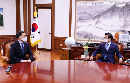 박병석 국회의장은 10일(월) 오후 의장집무실에서 문승욱 신임 산업통상자원부 장관의 예방을 받았다.