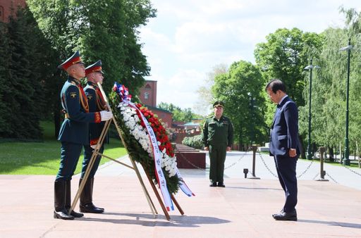 박병석 국회의장이 현지시간 24일(월) 오전 러시아 모스크바 소재 무명용사의 묘에서 헌화하고 있다.(사진=김지범 촬영관)