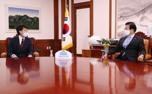 박병석(오른쪽) 국회의장이 14일(월) 의장집무실을 예방한 이준석 신임 국민의힘 대표와 반갑게 악수하고 있다.(사진=뉴시스)