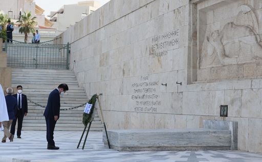 박병석 국회의장이 현지시간 5일(월) 오전 아테네 신티그마 광장에 있는 무명용사비에서 헌화하고 묵념하고 있다.(사진=임진완 촬영관)