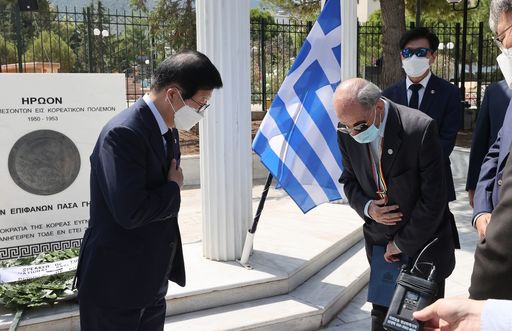 박병석 국회의장이 현지시간 5일(월) 오전 아테네 파파고스시에 있는 한국전 참전기념비를 방문한 모습.(사진=임진완 촬영관)