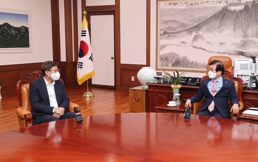 박병석 국회의장은 28일(수) 오후 의장집무실에서 박형준 부산시장과 부산지역 여야 정치인들의 예방을 받았다.