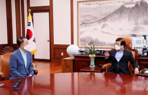 박병석 국회의장이 11일(수) 오전 의장집무실에서 김사열 국가균형발전위원장의 예방을 받고 있는 모습. (사진=국회사무처 사진팀)