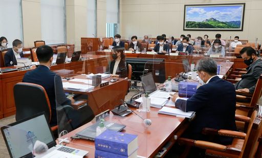 20일 오전 서울 여의도 국회에서 제2차 환경노동위원회 환경법안심사소위원회의 기후위기 대응 법안 마련을 위한 입법공청회가 열리고 있다.