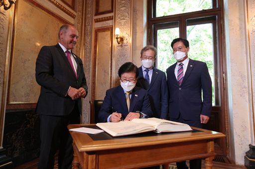 박 의장은 회담에 앞서 방명록에 “내년 양국 수교 130주년을 맞아 양국 간 우호 관계가 심화 발전되기를 기원합니다”라고 서명했다.