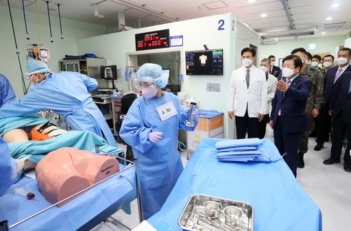 박병석 국회의장은 추석 연휴를 앞둔 17일(금) 오전 경기 성남에 있는 국군의무사령부와 국군수도병원을 방문해 장병을 격려하고 위문금을 전달했다.