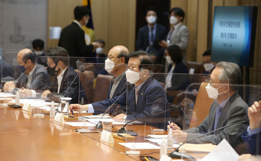  박병석 국회의장이 24일 오전 서울 여의도 국회에서 열린 국회국민통합위원회 제5차 전체회의에서 발언을 하고 있다.