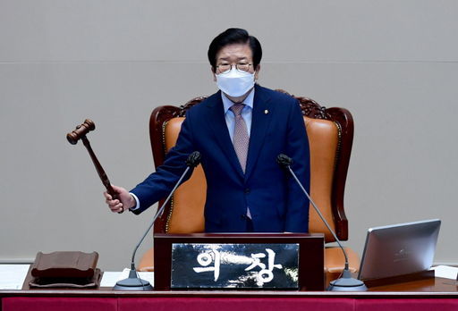 박병석 국회의장이  28일(화) 제391회국회(정기회) 제8차 본회의에서 의사봉을 두드리고 있다. (사진=뉴시스)