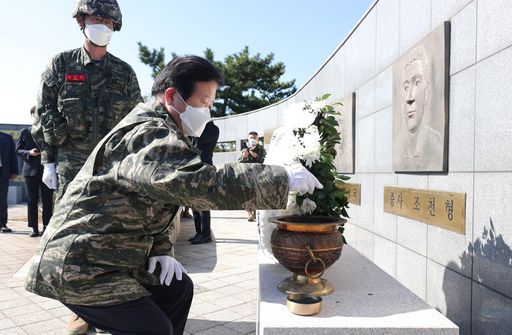 박병석 국회의장이 22일(금) 해병대 연평부대에서 장병들과 점심을 함께 하고 있다.(사진=국회사무처 사진팀)