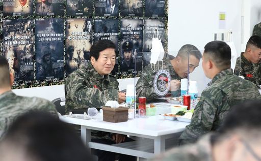 박병석 국회의장이 22일(금) 해병대 연평부대에서 현황보고를 받고 있다.(사진=국회사무처 사진팀)