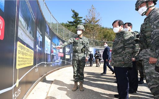 박병석 국회의장은 22일(금) 해병대 연평부대를 방문해 장병들을 격려하고 위문금을 전달했다.