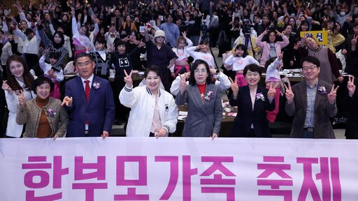 김현숙 여성가족부 장관(앞줄 왼쪽에서 다섯 번째)이 지난해 11월 21일 서울 영등포구 63컨벤션센터에서 열린 '제2회 한부모가족 축제'에 참석해 참석자들과 기념촬영을 하고 있다.(사진=뉴시스)