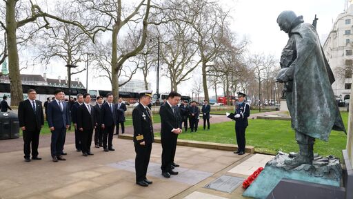 김진표 국회의장이 현지시간 20일(수) 영국 국방부 앞에 위치한 한국전 참전기념비를 찾아 헌화하고 있다.