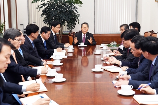 국회 우윤근 사무총장과 수석전문위원들이 10일 오후 국회의사당에서 정책현안을 점검하고 있다.   