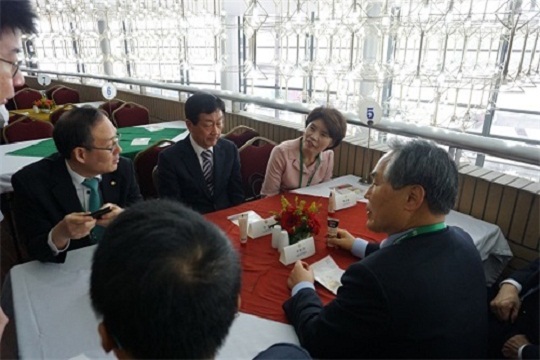 우윤근 국회사무총장이 국제의회연맹 회의에 참석하고 있는 한국 대표단과 국회 발전 방안에 대해 논의하고 있다. 