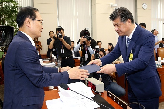 조 후보자가 홍영표 위원장에게 선서문을 제출하고 있다. 