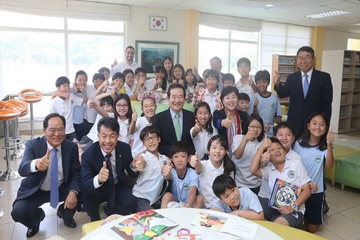 ​지난 4월 정세균 국회의장이 호치민시 한국국제학교를 방문해 학생들과 기념촬영을 하고 있다.