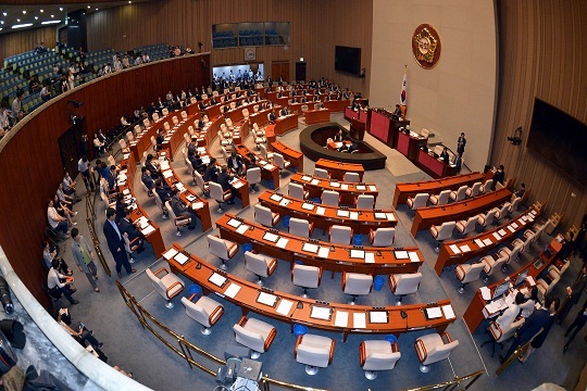 6일 오후 국회 예결위 회의장에서 예산결산특별위원회 전체회의가 열렸지만 자유한국당, 국민의당, 바른정당 의원들의 자리가 비어있다.