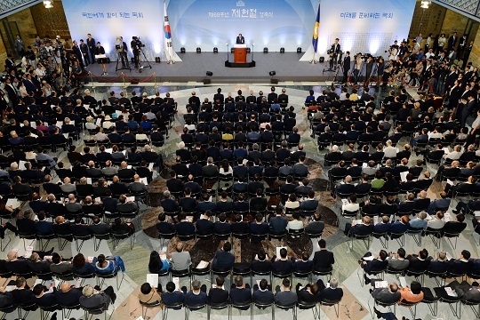 국회의사당 중앙홀에서 제69주년 제헌철 경축식이 열리고 있다.