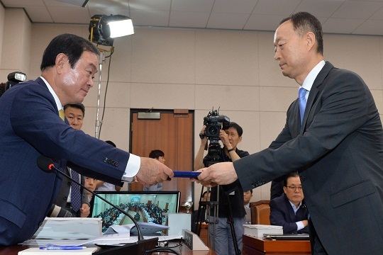 백 후보자가 장병완 산업통상자원위원장에게 선서문을 전달하고 있다. 