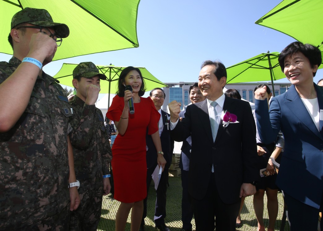 정세균(오른쪽에서 두 번째) 국회의장과 김영주 고용노동부 장관(첫 번째)이 국회잔디마당에서 열린 '2017 대한민국 청년일자리박람회'에 참석해 참석자들과 화이팅을 외치고 있다.(사진=국회 사진팀)