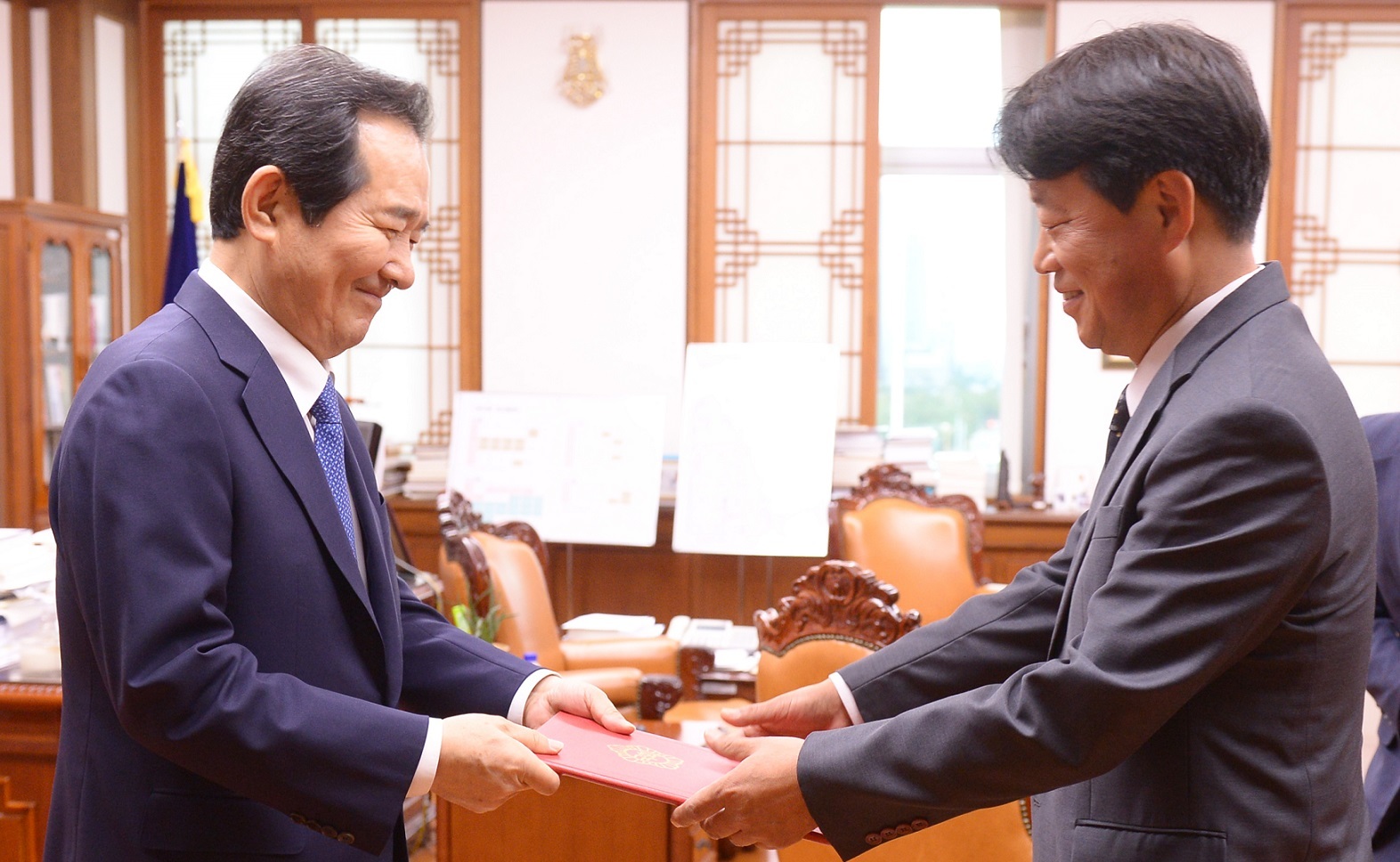 정세균 국회의장이 11일 의장 집무실에서 허용범 신임 국회도서관장에게 임명장을 수여하고 있다. 