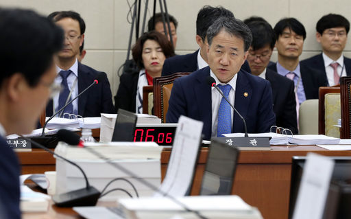 ​12일 국회에서 진행된 보건복지위원회 보건복지부(질병관리본부 포함) 국정감사에서 박능후 보건복지부 장관이 의원 질의에 대답하고 있다. 