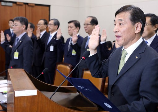 23일 서울 영등포구 여의도 국회에서 진행된 국회 기획재정위원회의 한국은행 국정감사에서 이주열 한국은행 총재가 증인 선서를 하고 있다.